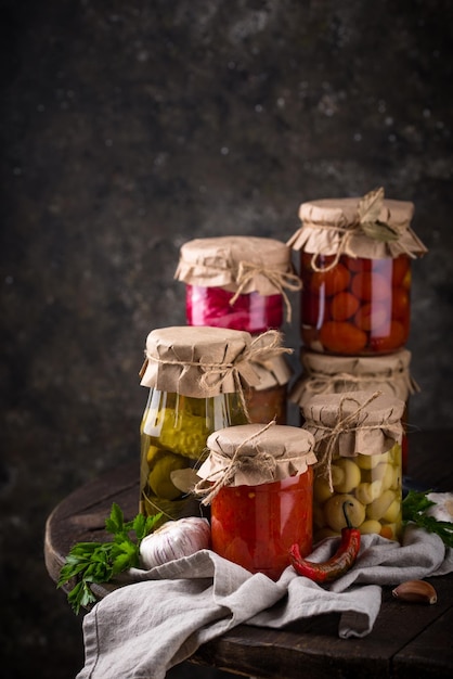 Légumes marinés dans des bocaux en verre