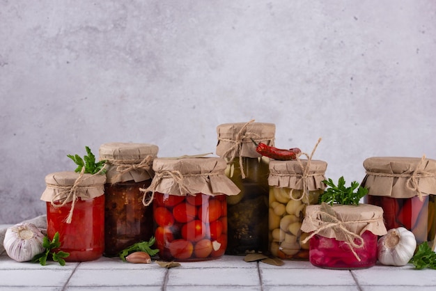 Légumes marinés dans des bocaux en verre