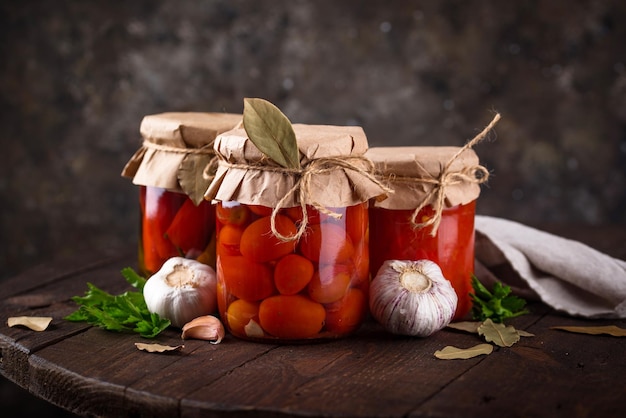 Légumes marinés dans des bocaux en verre