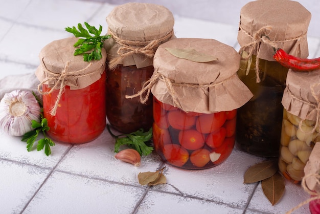 Légumes marinés dans des pots en verre
