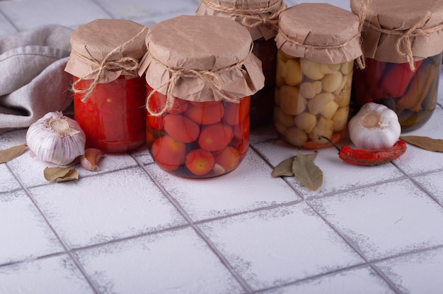 Légumes marinés dans des pots en verre