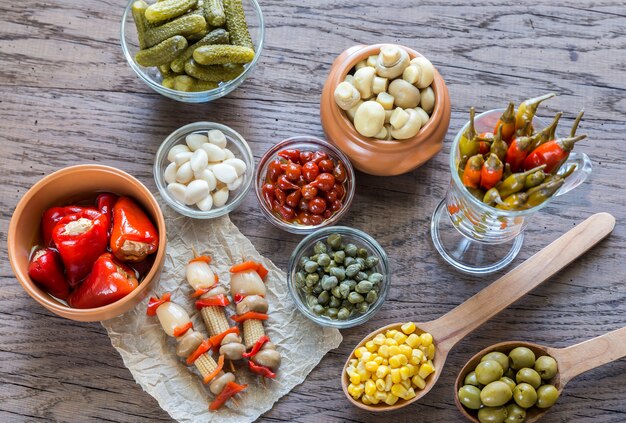 Légumes marinés sur le fond en bois