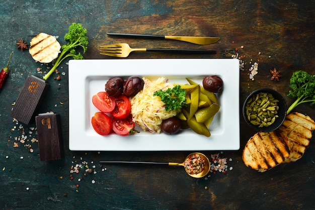 Légumes marinés et marinés tomates chou concombres et prunes Collations froides Vue de dessus