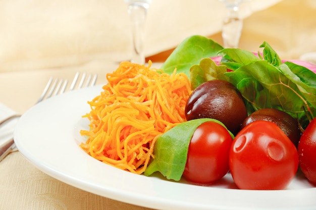 Légumes marinés sur un plat au restaurant carotte tomates prune