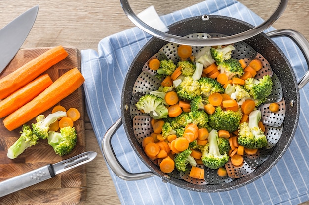 Légumes mélangés cuits à la vapeur dans un pot noir. Concept de légumes sains.