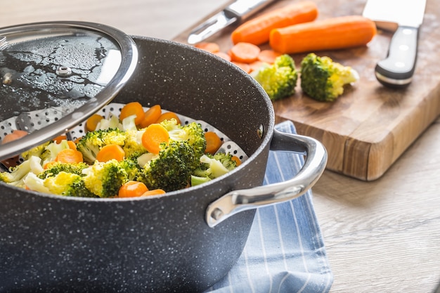 Légumes mélangés cuits à la vapeur dans un pot noir. Concept de légumes sains.