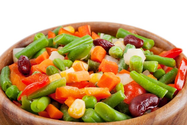 Légumes mélangés dans un bol en bois