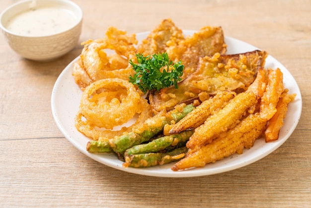 Légumes mélangés frits oignons carotte bébé maïs citrouille ou tempura style alimentaire végétarien