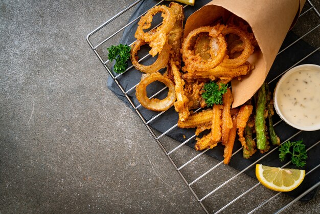 légumes mélangés frits (oignons, carottes, petits maïs, citrouille) ou tempura - style végétarien