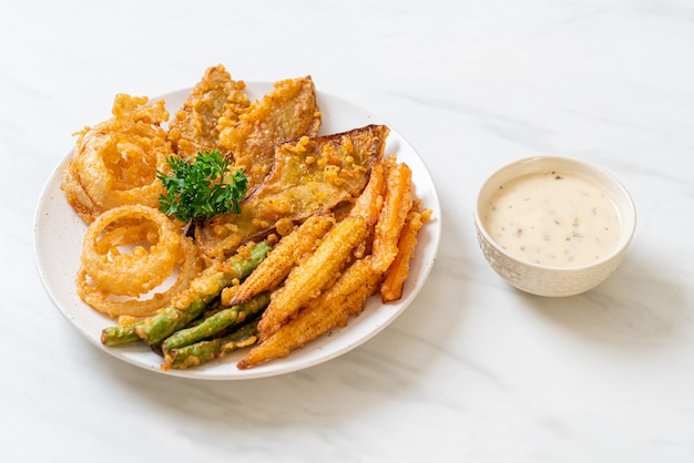 légumes mélangés frits (oignons, carottes, petits maïs, citrouille) à la tempura