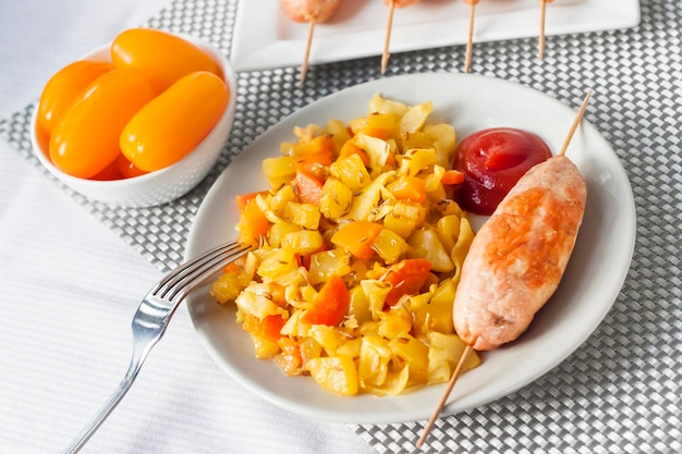 Légumes mijotés au curcuma et au cumin et kebab sur une brochette en bois