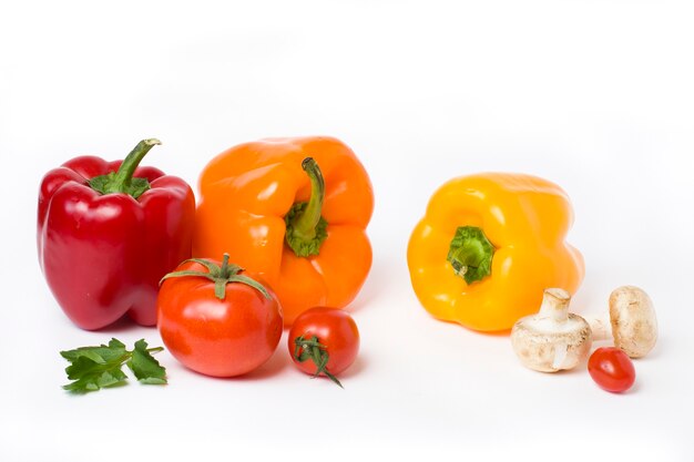 Légumes multicolores sur fond blanc