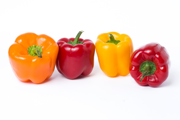 Légumes multicolores sur fond blanc