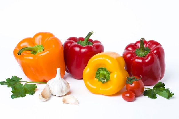 Légumes multicolores sur fond blanc