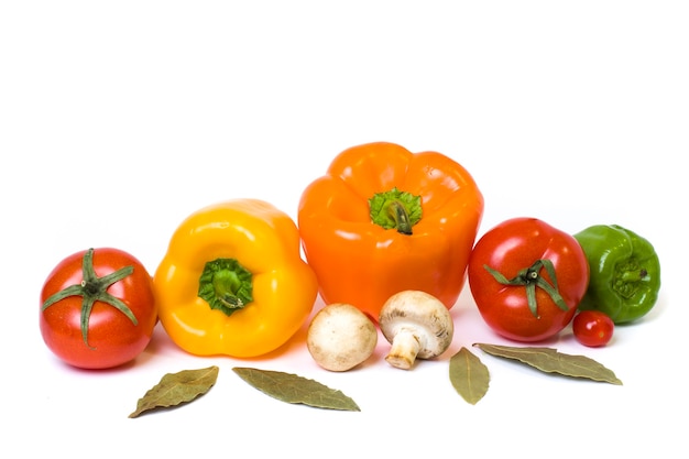 Légumes multicolores sur fond blanc