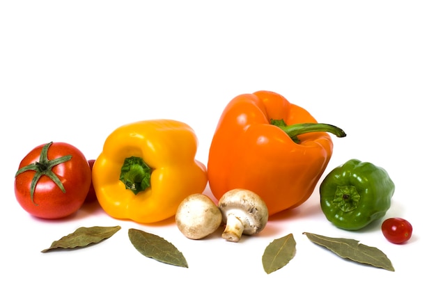 Légumes multicolores sur fond blanc