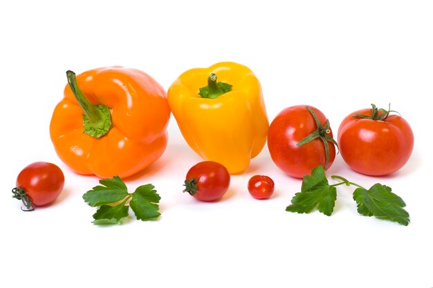 Légumes multicolores sur fond blanc