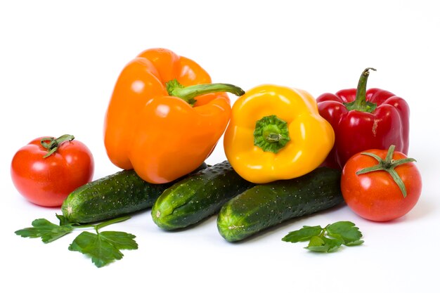 Légumes multicolores sur fond blanc