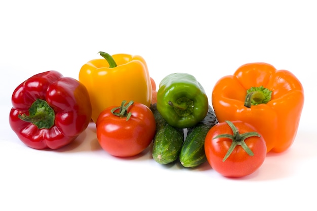 Légumes multicolores sur fond blanc