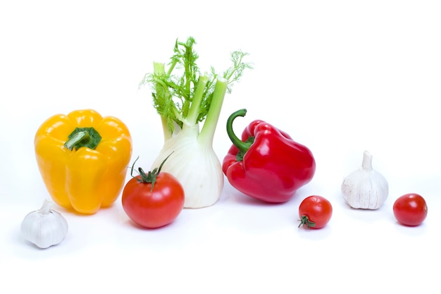 Légumes multicolores sur fond blanc