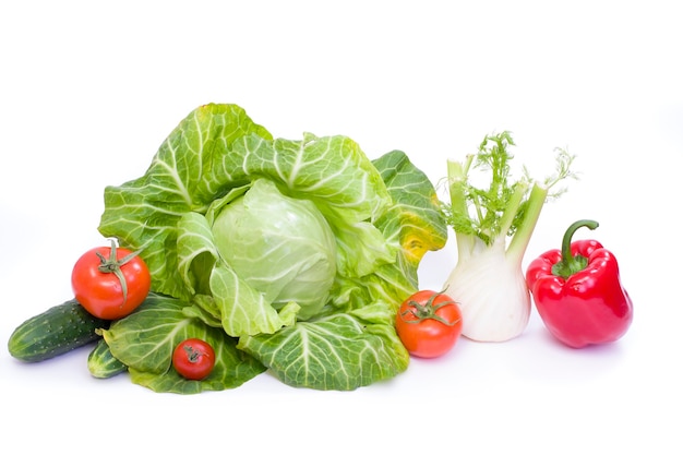 Légumes multicolores sur fond blanc