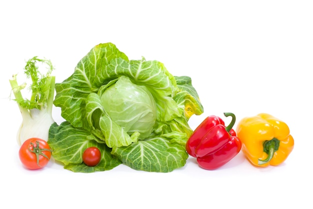 Légumes multicolores sur fond blanc