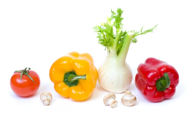 Légumes multicolores sur fond blanc