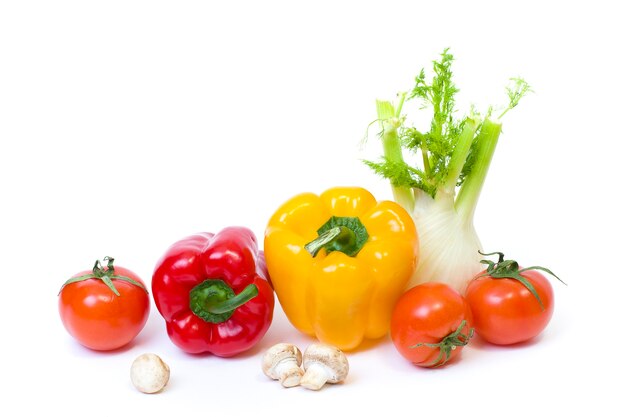 Légumes multicolores sur fond blanc