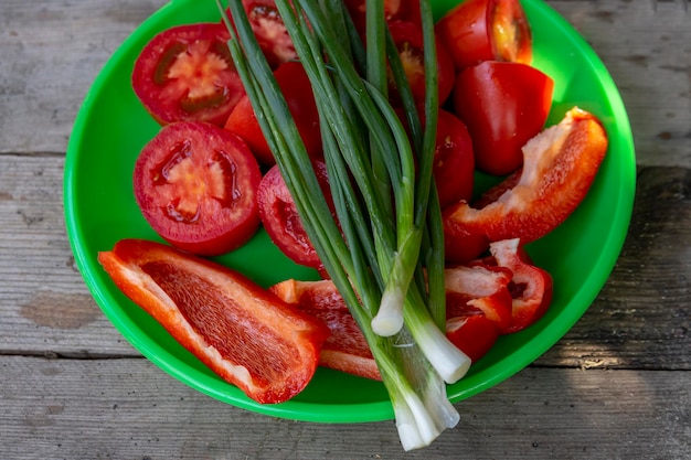 Photo légumes mûrs tomates paprika oignons verts aliments végétaux utiles vitamines fibres antioxydants