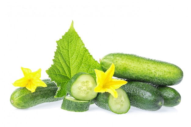 Légumes naturels de concombre vert frais avec fleur isolé