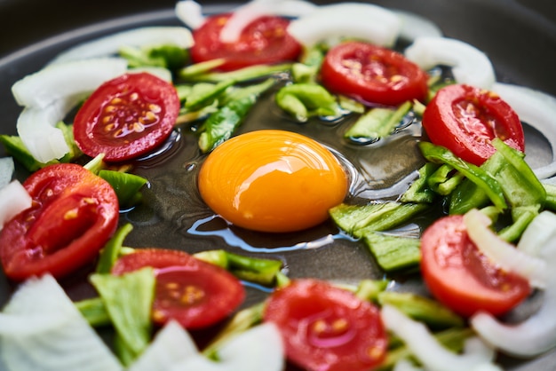 Légumes et oeufs prêts à cuire