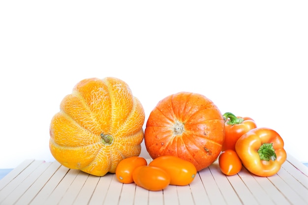 Légumes orange sur fond en bois.