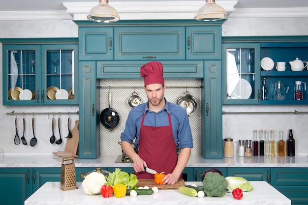 Légumes et outils sur table prêts pour la cuisson