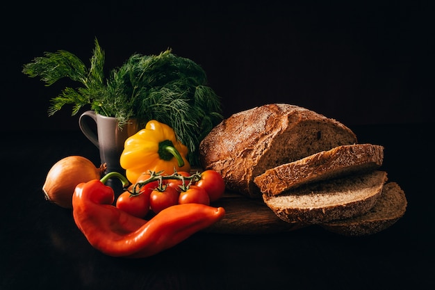 Légumes et pain de mie sur fond sombre