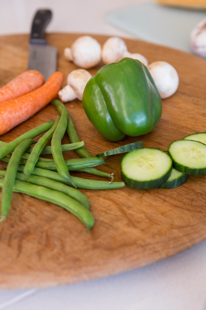 Légumes sur planche de bois