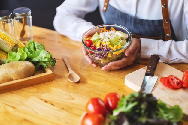 Photo les légumes sur la planche à couper