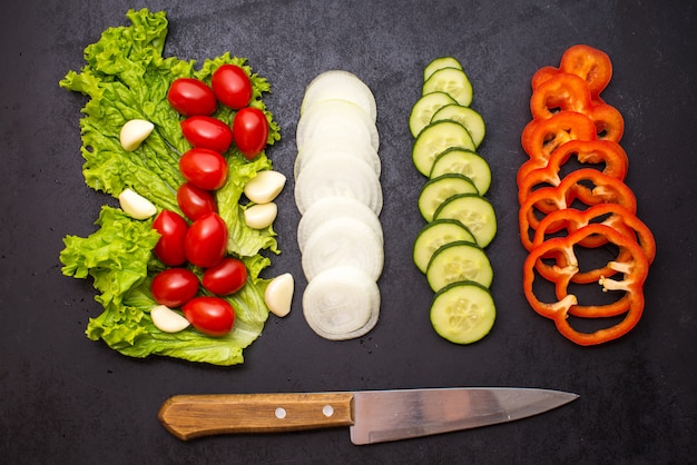 Photo légumes, planche à découper et couteau sur une table