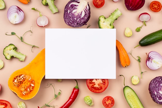 Photo légumes à plat et papier blanc