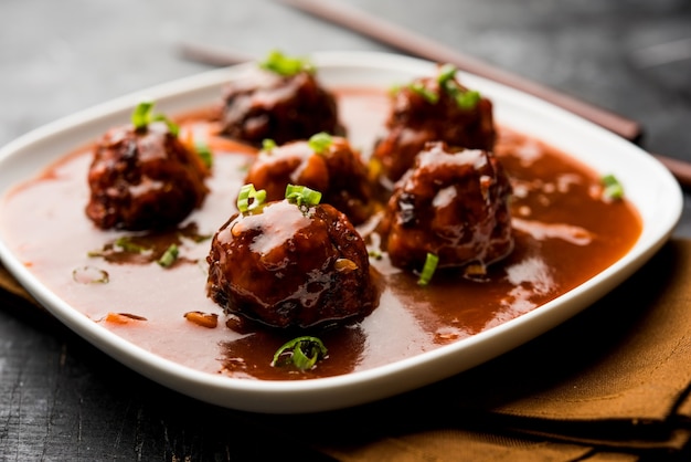 Légumes Ou Poulet Mandchourie Avec Sauce - Nourriture Populaire De L'inde Servie Dans Un Bol Avec Des Baguettes