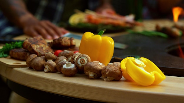 Légumes pour barbecue sur cour Poivron jaune et champignons