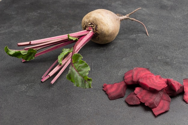 Légumes racines de betterave. Betteraves tranchées. Vue de dessus. Fond noir