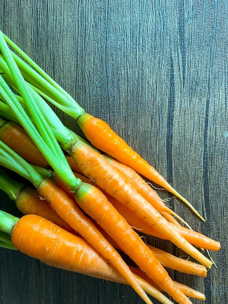 Photo légumes à racines de carottes fraîches sur fond d'eau