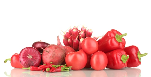 Légumes rouges frais isolés sur blanc