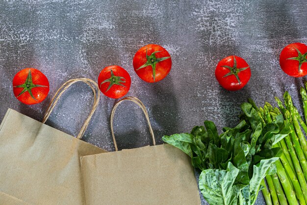 Légumes et sacs à provisionsLégumes et céréales dans un sac en papier sur fond noir