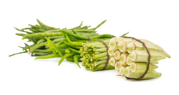 Légumes sains frais sur fond blanc