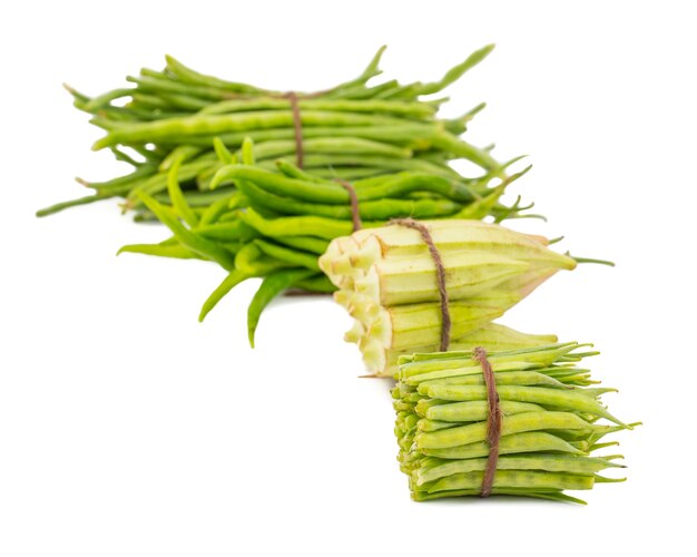 Légumes sains frais sur fond blanc