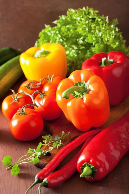 Photo légumes sains poivre salade de tomates au piment sur table rustique