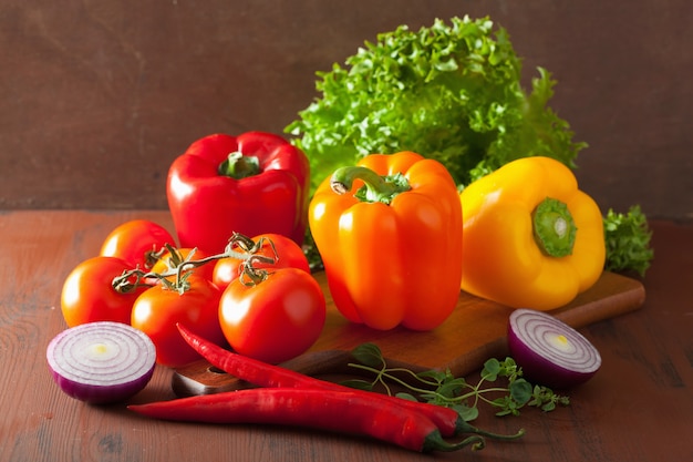 Légumes sains poivron tomate salade oignon sur fond rustique