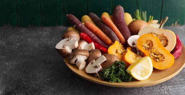 Légumes de saison coupés en gros plan de style rustique, mode de vie sain