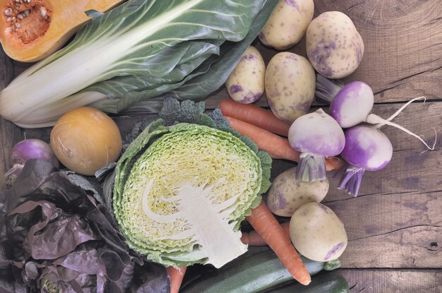 Légumes de saison sur une planche